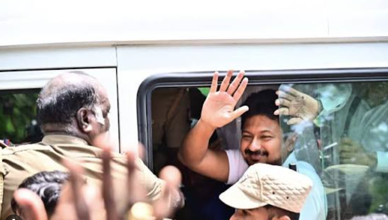 “கைதுக்கு பயப்படுபவன் நான் அல்ல”... நீதிமன்றத்தில் ஆஜரான உதயநிதி ஸ்டாலின் ஆவேசம்!